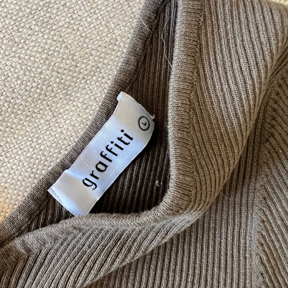 Graffiti ribbed double V top - Picture 2 of 2